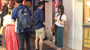 マジ軟派、初撮。 1872 清楚なフリしたドスケベ妻をナンパ！巨乳で巨尻なエッロイ体でいろんな男をつまみ食いしてきたのか…けしからん！お仕置きSEXしようとしたら自らゴムを取り出し挿入懇願！！