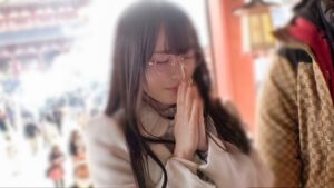 マジ軟派、初撮。 1923 ひかえめメガネ美少女をホテルに連れ込む背徳感！押しに弱すぎてされるがままに胸やお尻を揉まれ… 電マで潮吹きまくるスケベ体質！狭いマ●コはバイブを奥まで咥え込む！プリプリ美尻に腰を打ち付けられて目がトロン…♪『初めてのことだらけで///』18歳の少女のムッツリ心が開花！