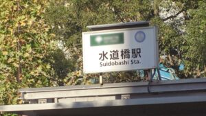 目指すは旦那に見つけてもらうため！！三十路お姉さんの淫乱ハラハラ浮気セックス大開幕！！やらしい唇からベロを出した舌フェラディープキスで、ご無沙汰キッスの再デビュー！！全身をぴくぴくと跳ねらせ、完全にセックスのスイッチが入った淫乱人妻を、おっぱいからお尻から豪快に揉みしだく！！アンアンッと人妻のくせに子犬のように喘ぐ満足っぷり！！久々のセックスに期待しているのかマンコを大洪水にさせて、ケツ穴をひくつかせながら四つん這いクリイジリ！！ガチガチに勃起した乳首にデカチンに久々のご対面三点フェラ！！5年ぶりのキツマンを巨砲で耕すと嬉しそうにキャンキャン喘ぐ人妻！！どうだ！これがAVだぞ！！旦那とは言わず全世界にメス顔を晒してイケ！！！！