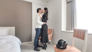 【黒い服に隠された魅惑のボディ】 笑顔と声が可愛い事務職かすみさん(30) 足をあげ自らチ●ポを懇願。ジョボジョボ潮吹きでイキまくり！！  【初撮り】ネットでAV応募→AV体験撮影 2413